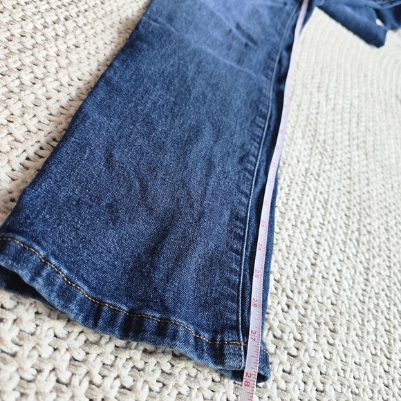 Simply Vera Wang | Size 8 | Medium Wash Straight Leg Jeans - Picture 11 of 12